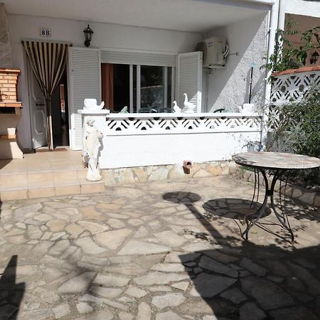 Orlina Apartment Емпуриабрава Екстериор снимка