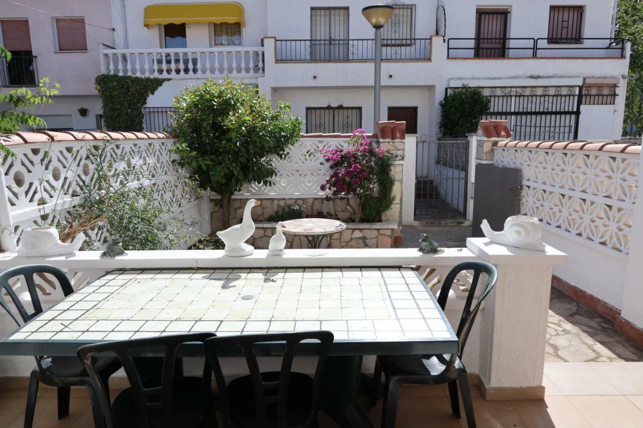 Orlina Apartment Емпуриабрава Екстериор снимка