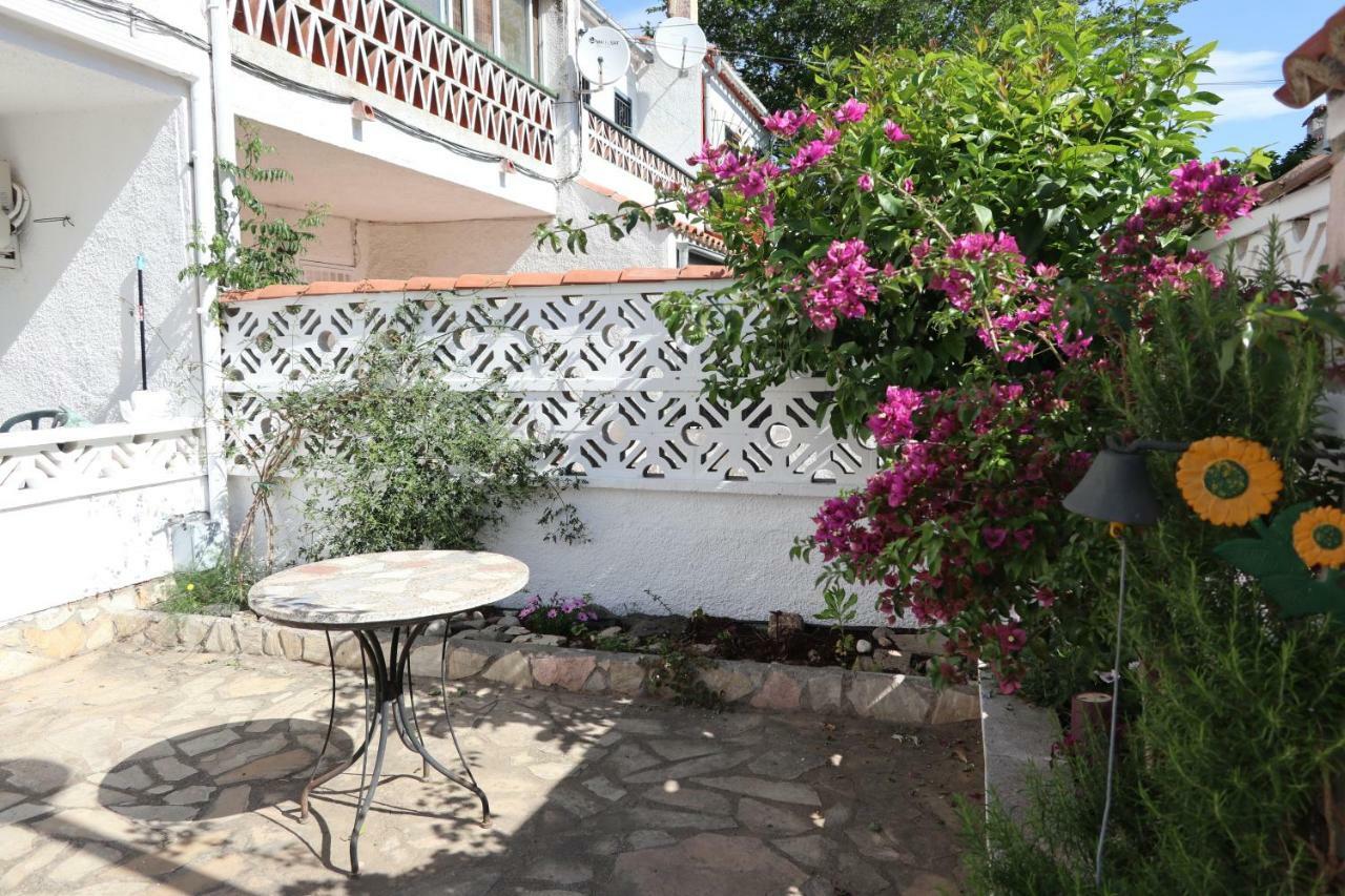Orlina Apartment Емпуриабрава Екстериор снимка