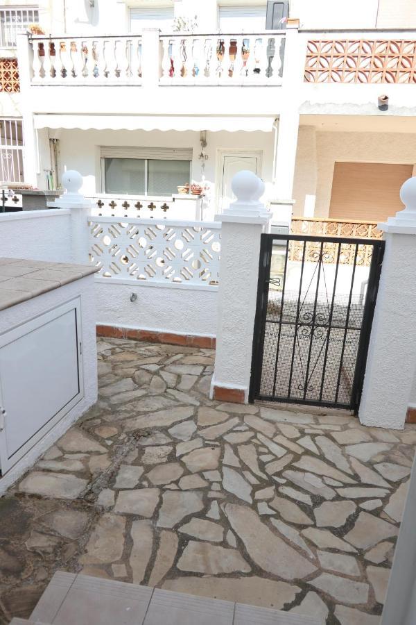 Orlina Apartment Емпуриабрава Екстериор снимка