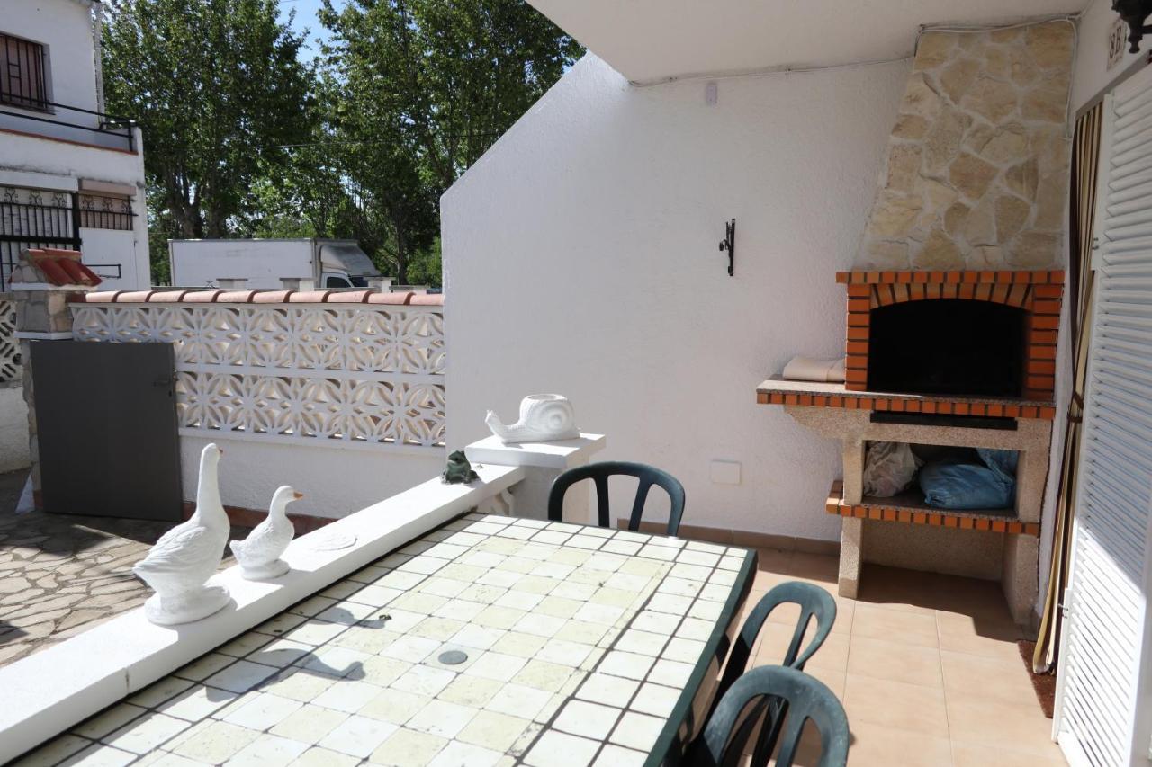 Orlina Apartment Емпуриабрава Екстериор снимка