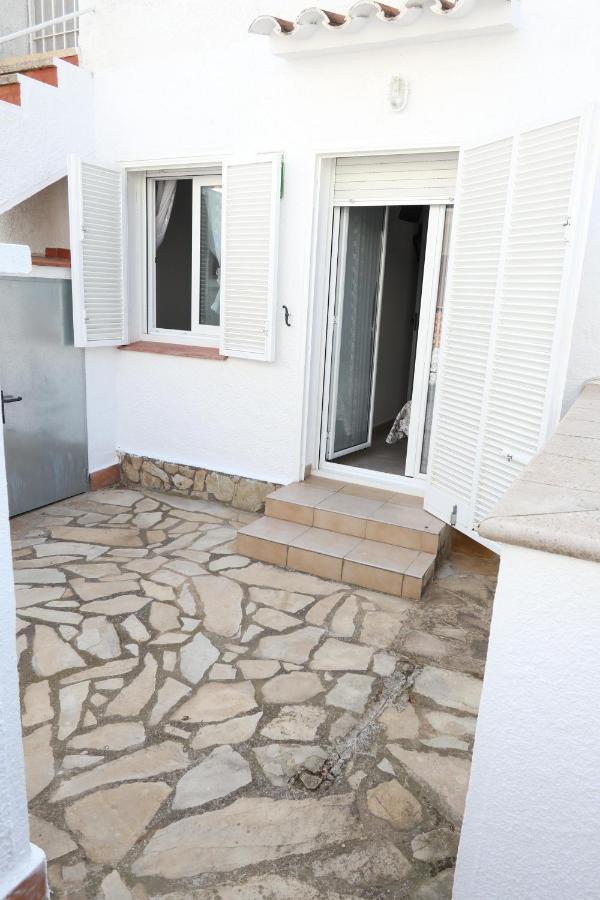 Orlina Apartment Емпуриабрава Екстериор снимка